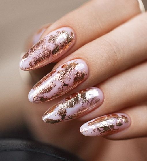Różowo-złote paznokcie: manicure na wyjątkowe okazje