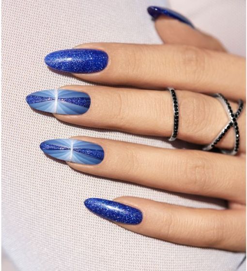Niebiski manicure paznokci z błyskiem