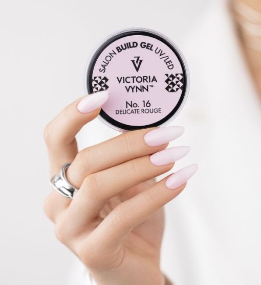 Mlecznoróżowe paznokcie – delikatny i elegancki manicure