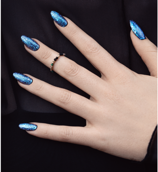 Manicure z błyszczącymi drobinkami w różnych odcieniach niebieskiego