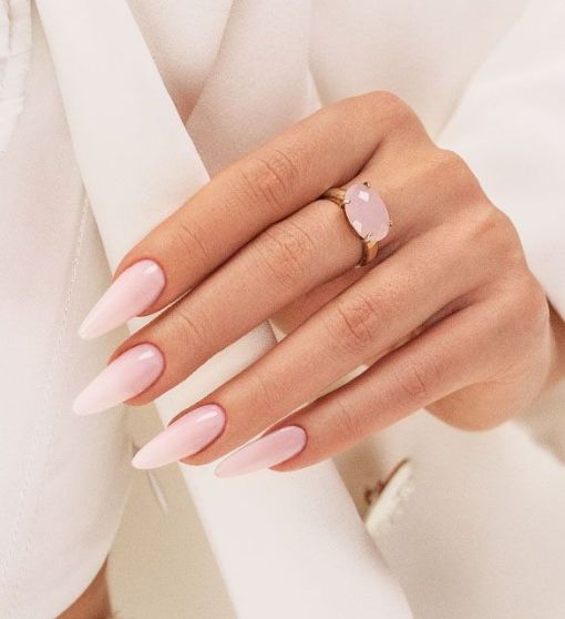 Elegancki manicure paznokci, śmietankowy róż