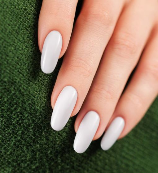 Paznokcie mleczne – delikatny mleczny manicure