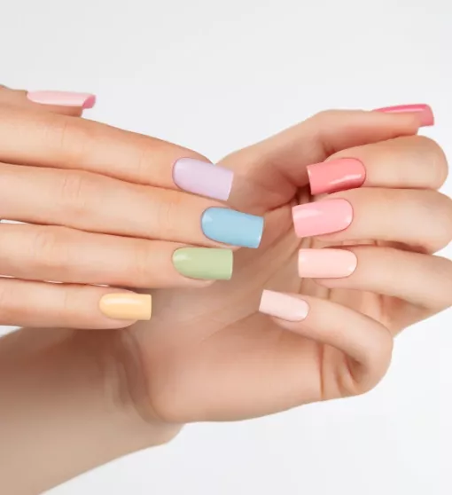 Pastelowy mix kolorów – wielobarwny manicure na wiosnę i lato