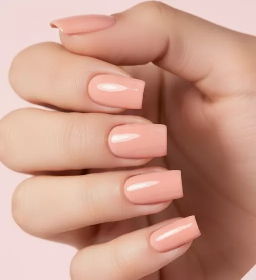 Brzoskwiniowe paznokcie – subtelny manicure w ciepłym odcieniu nude
