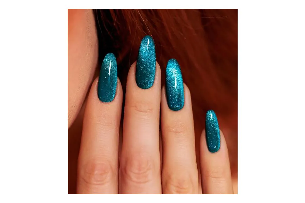 Cyber turquoise nails with cat-eye effect: designs, inspirations