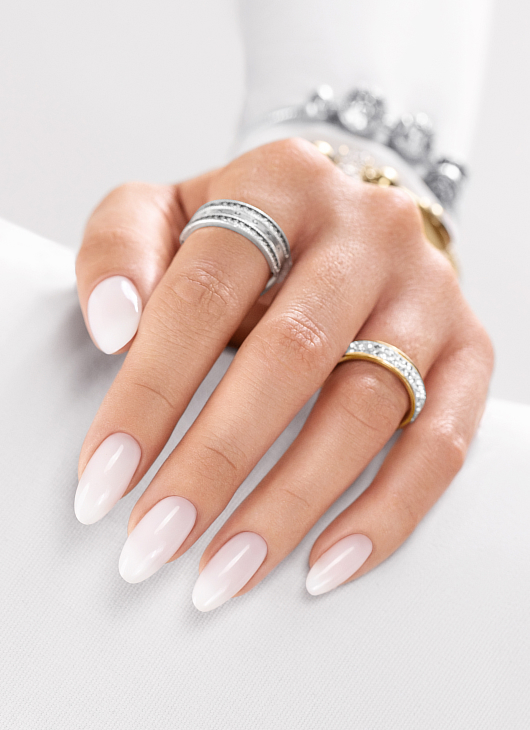 Biały manicure Pantone 2026