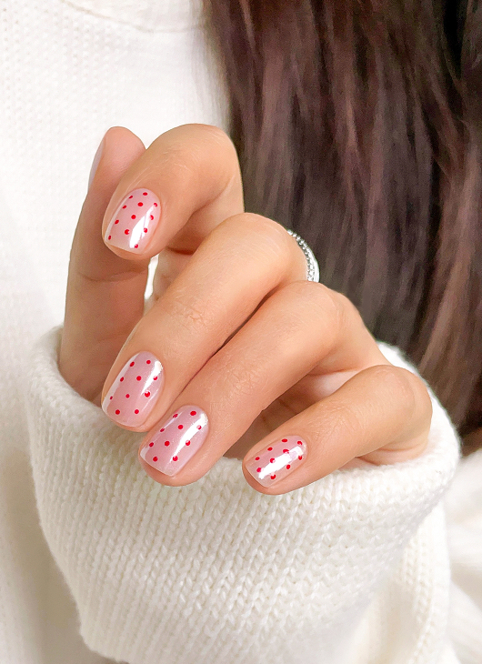 Modne paznokcie w kropki: jak zrobić i nosić hitowy manicure polka dot nails?