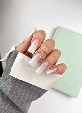 Biały manicure Pantone 2026