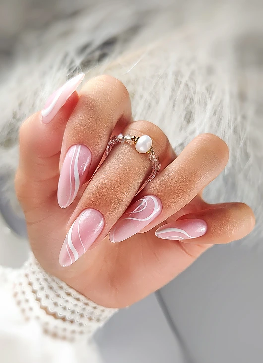 6 pomysłów na paznokcie na zaręczyny idealnie pasujące do pierścionka