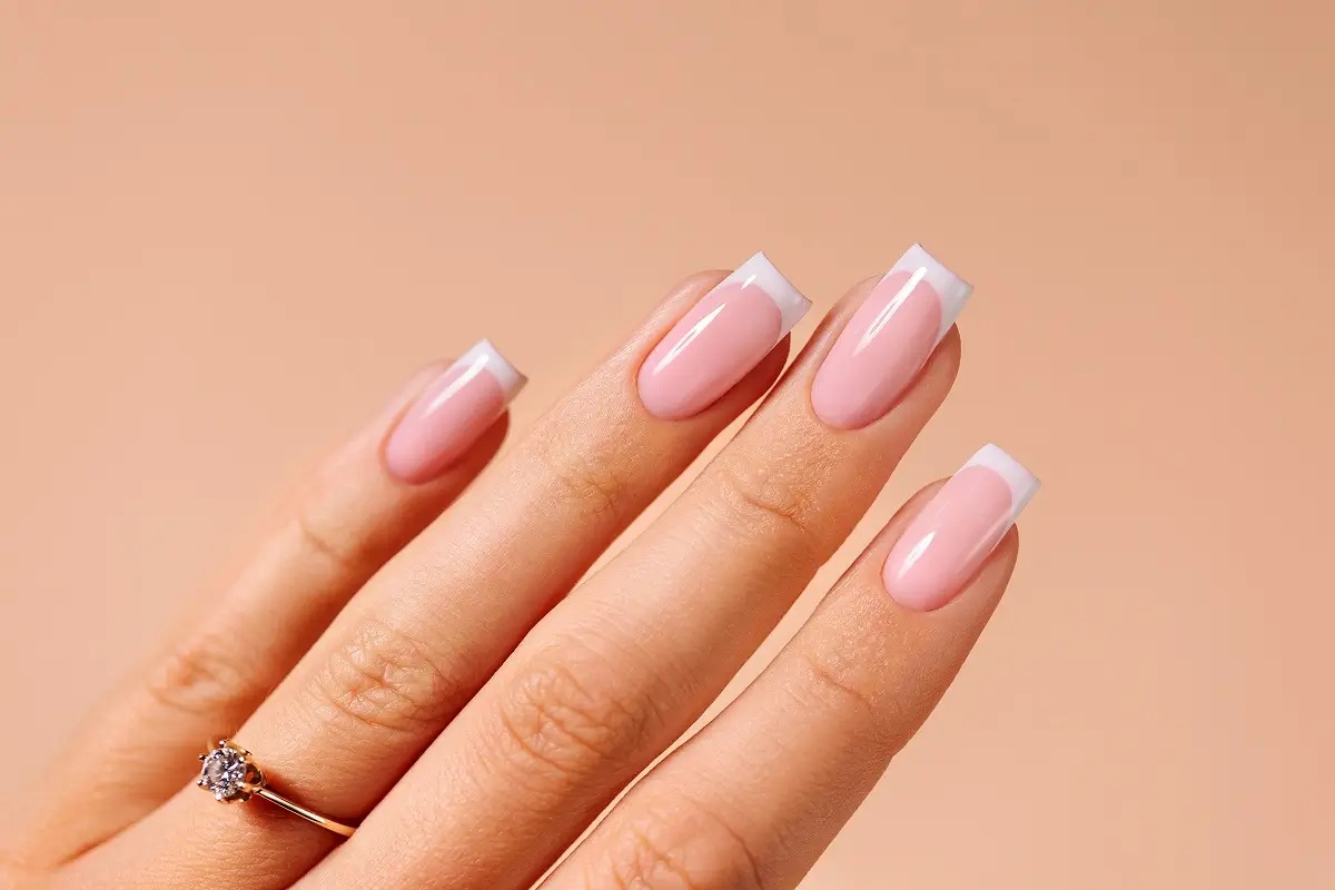 Błędy, jakich należy unikać przy wykonywaniu manicure francuskiego