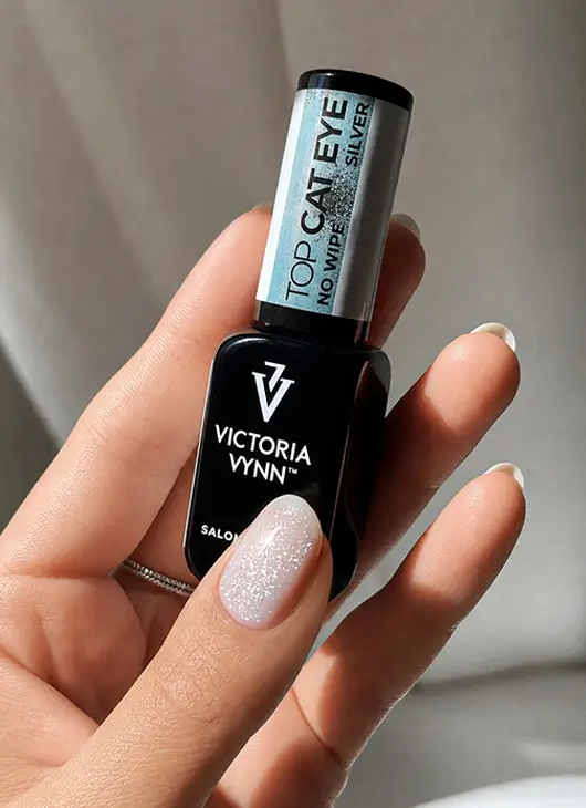 Topy z zatopionymi drobinami, płatkami folii i drobnego brokatu na jesienny manicure