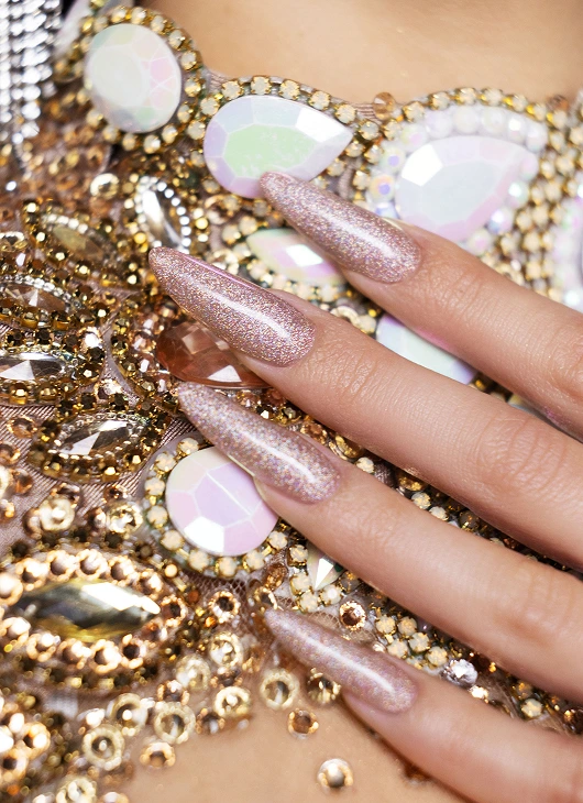 Najmodniejsze paznokcie na Sylwestra 2025