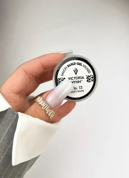 Biały manicure Pantone 2026