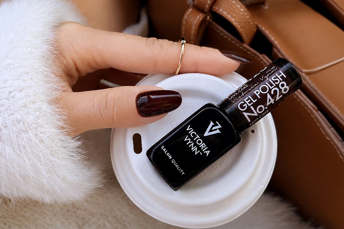 Zdjęcie manicure z butelką lakieru wykorzystaną jako rekwizyt