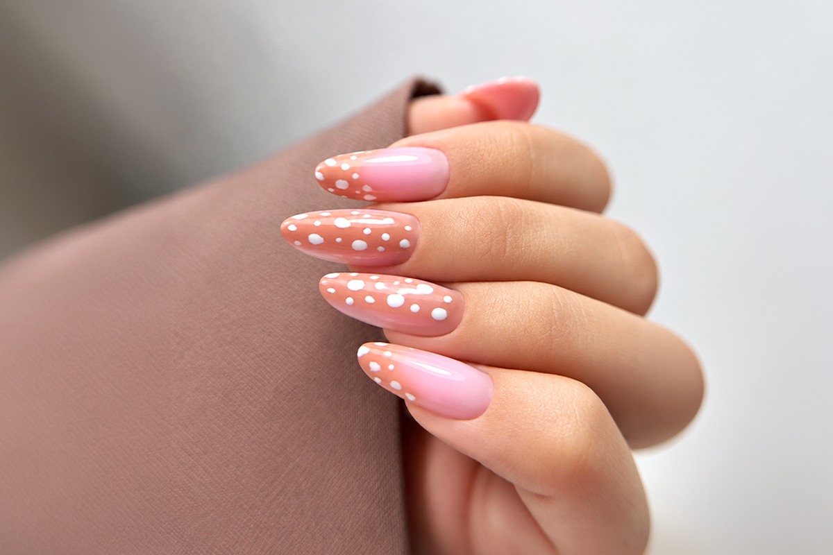 Jelonkowe paznokcie Bambi Nails z nieregularnymi cętkami
