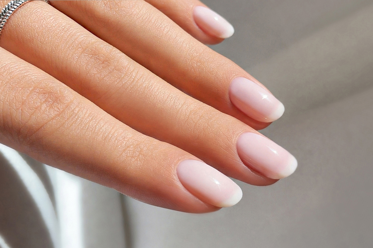 Jasny manicure do opalonej skóry