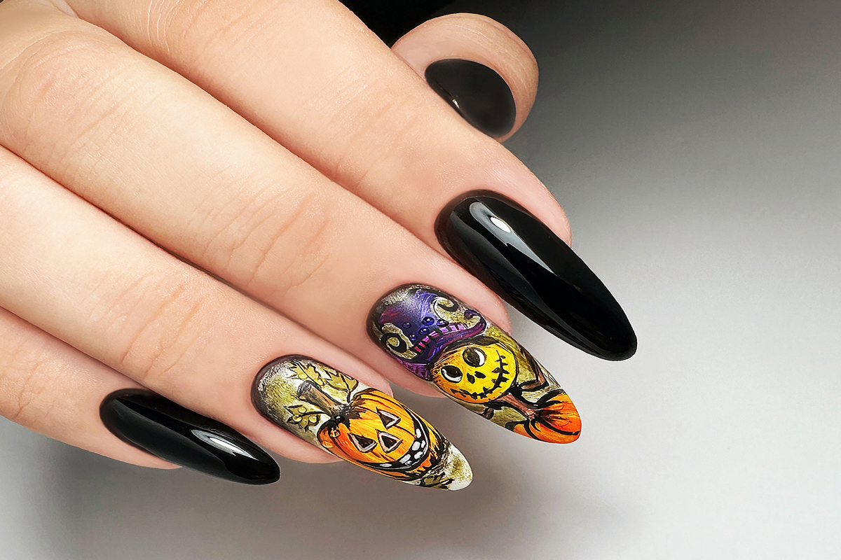 Czarne paznokcie z halloweenowymi zdobieniami