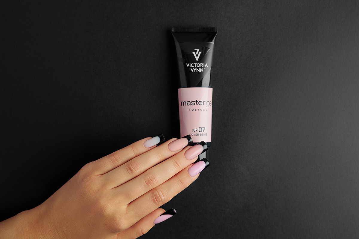 Czarny french manicure z produktem Victoria Vynn