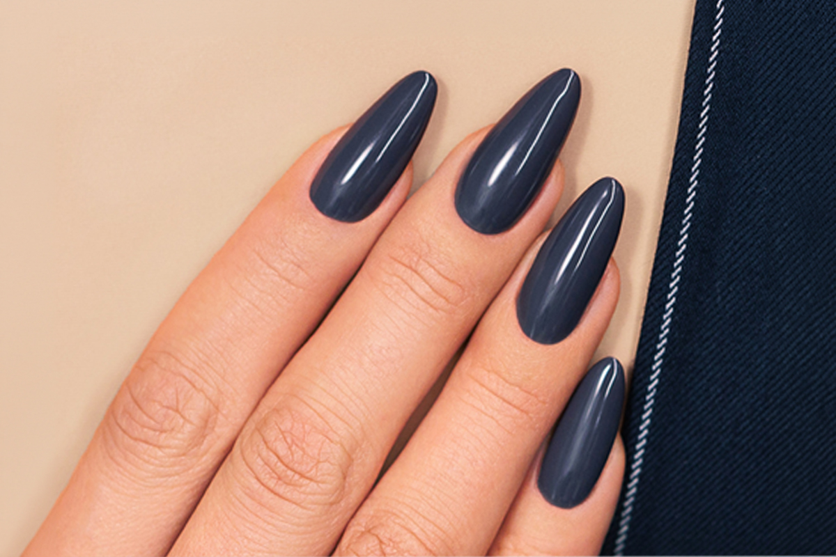 Ciemny, błyszczący manicure na migdałowych paznokciach