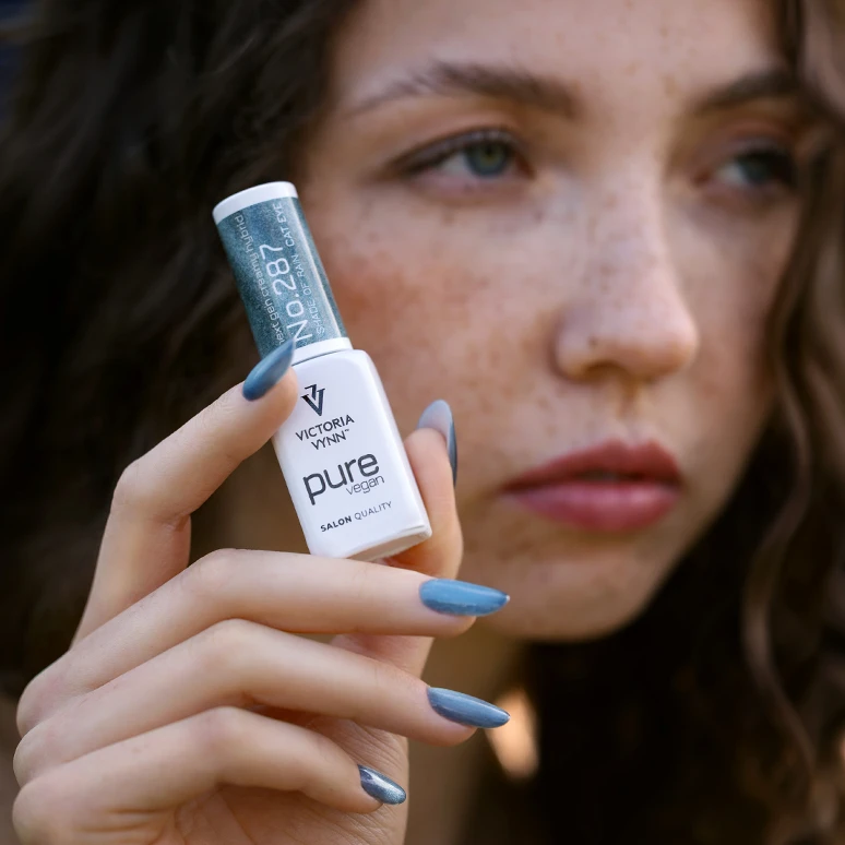 PURE VEGAN 287 Shade of Rain - dziewczyna z lakierem